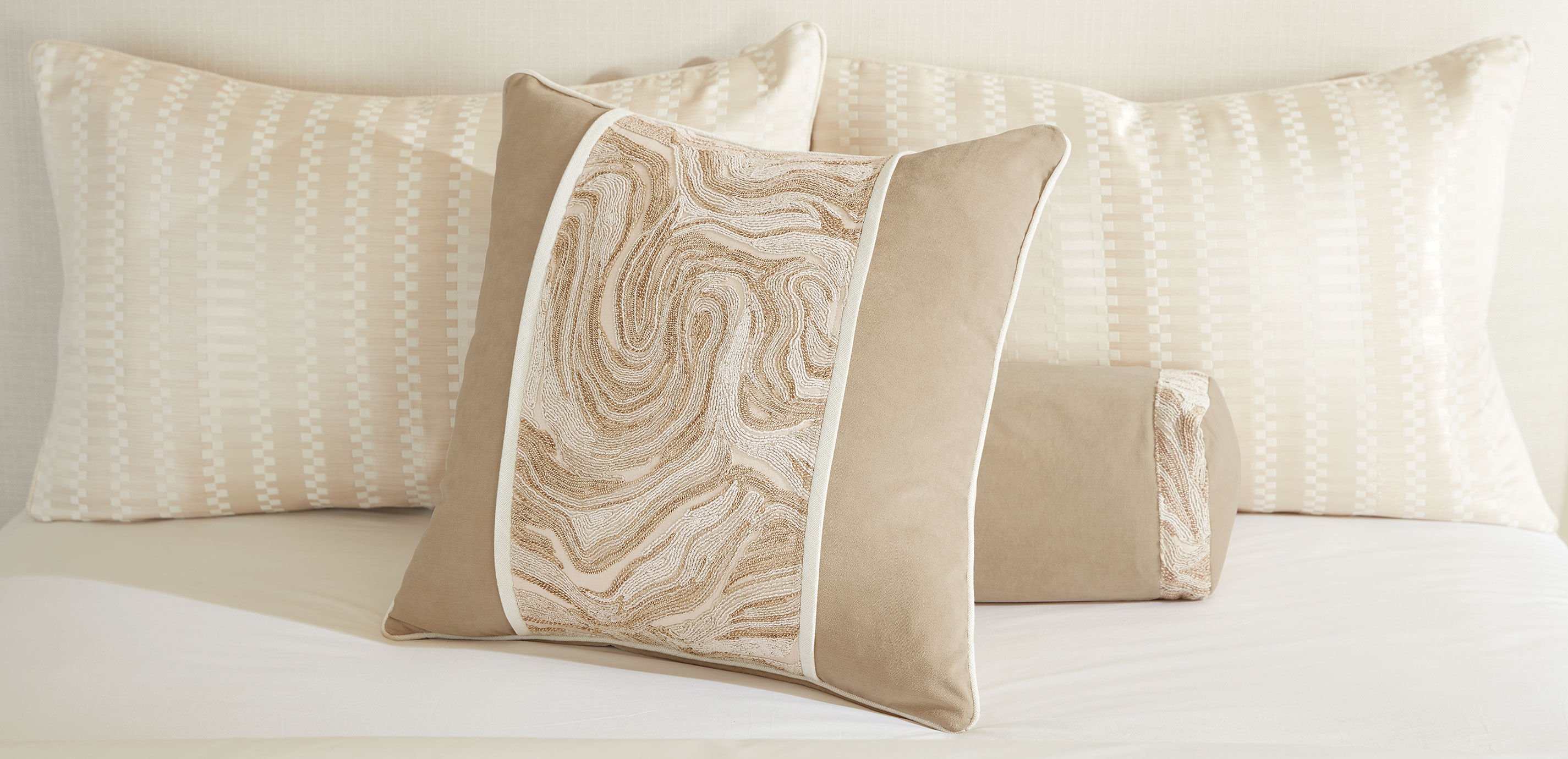 Sauri Velvet Panel Pillow_3