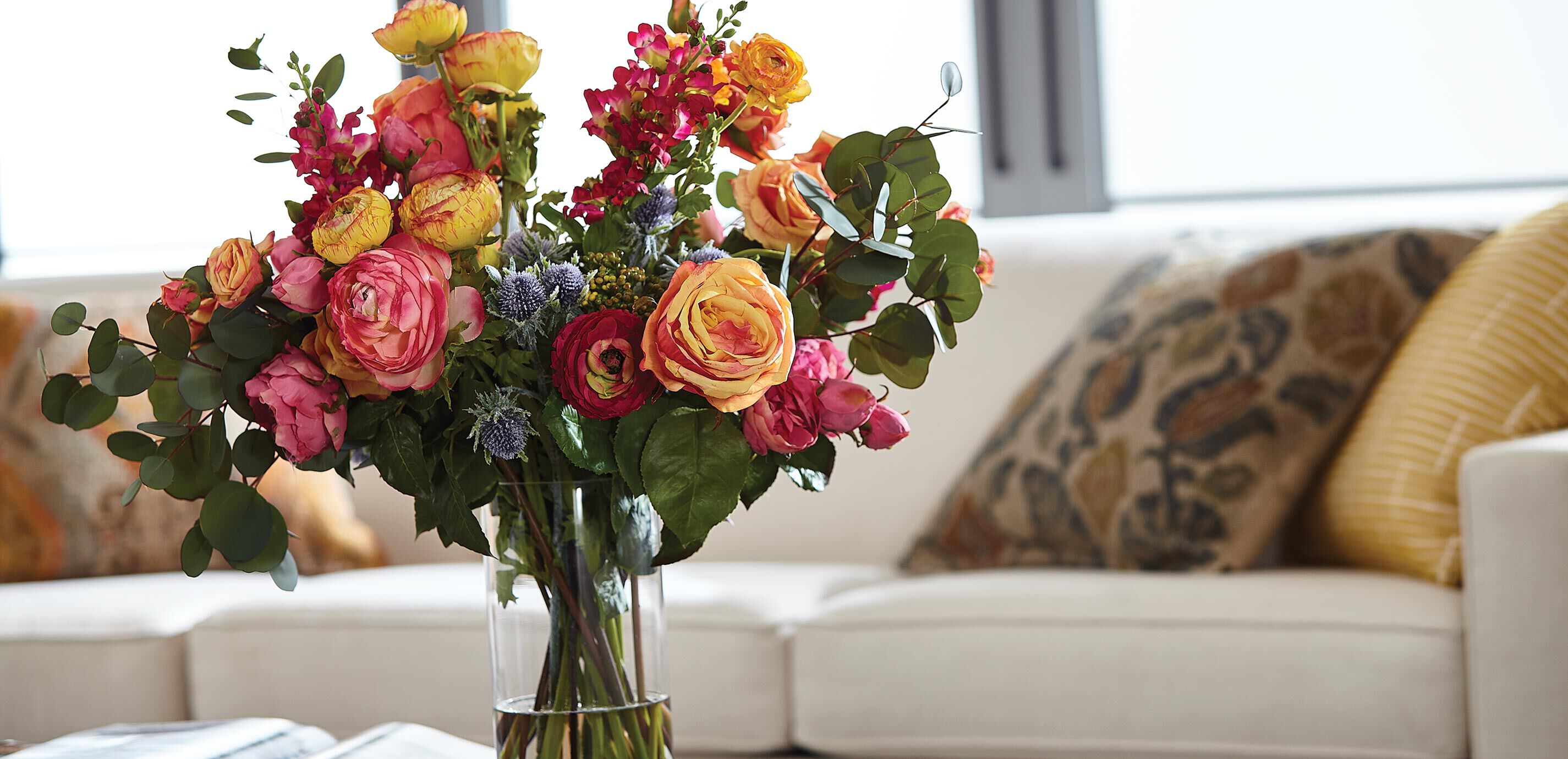 Tall Ranunculus & Roses Mix in Glass_4