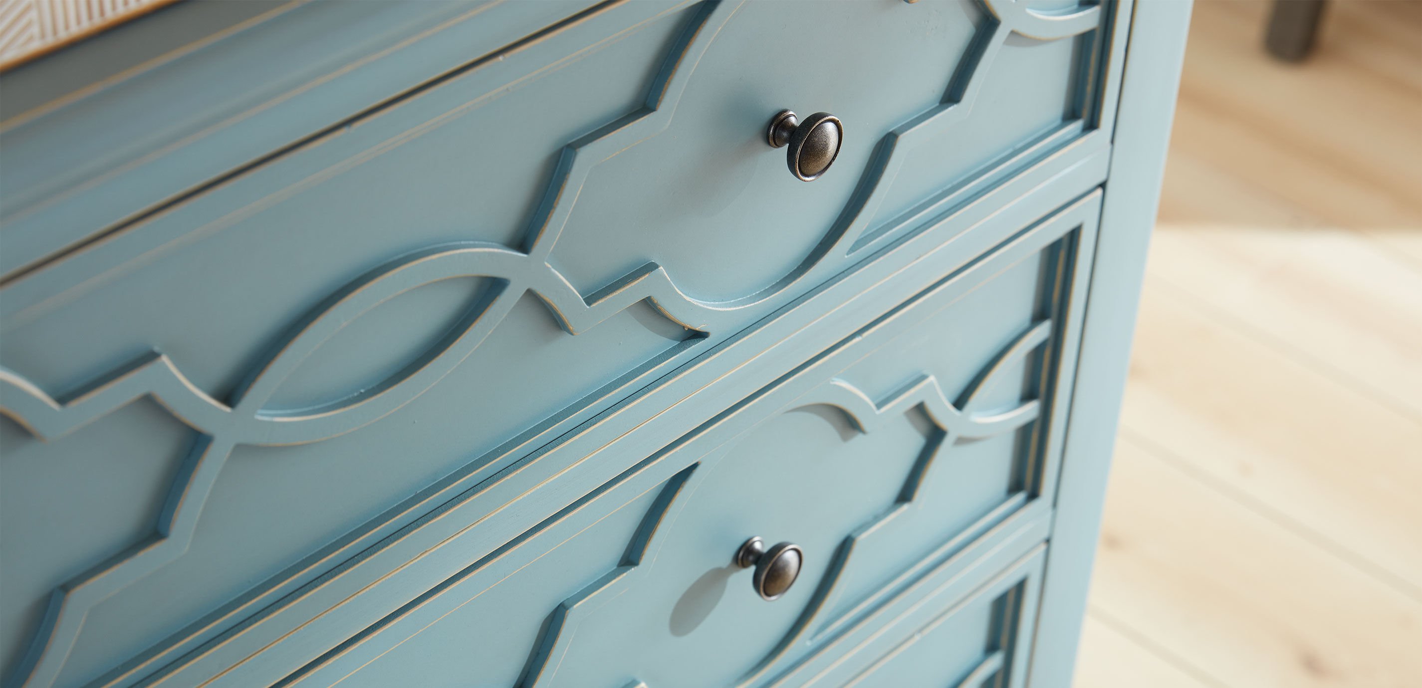 Eveline Three-Drawer Chest_8