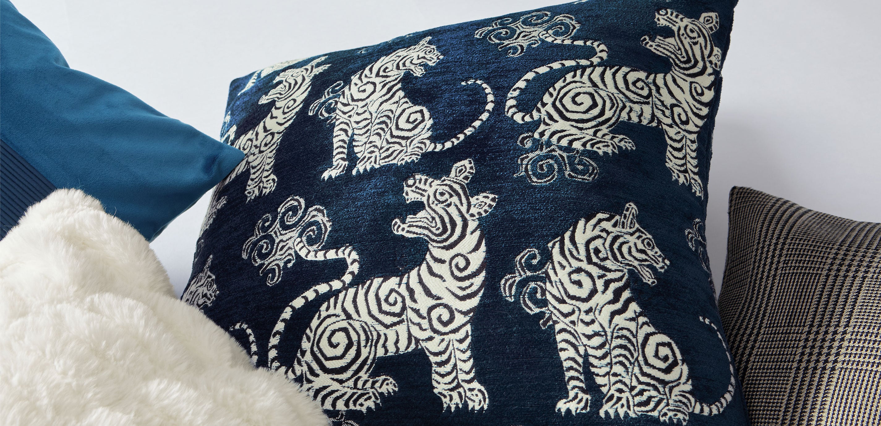 Velvet Tiger Pillow_4