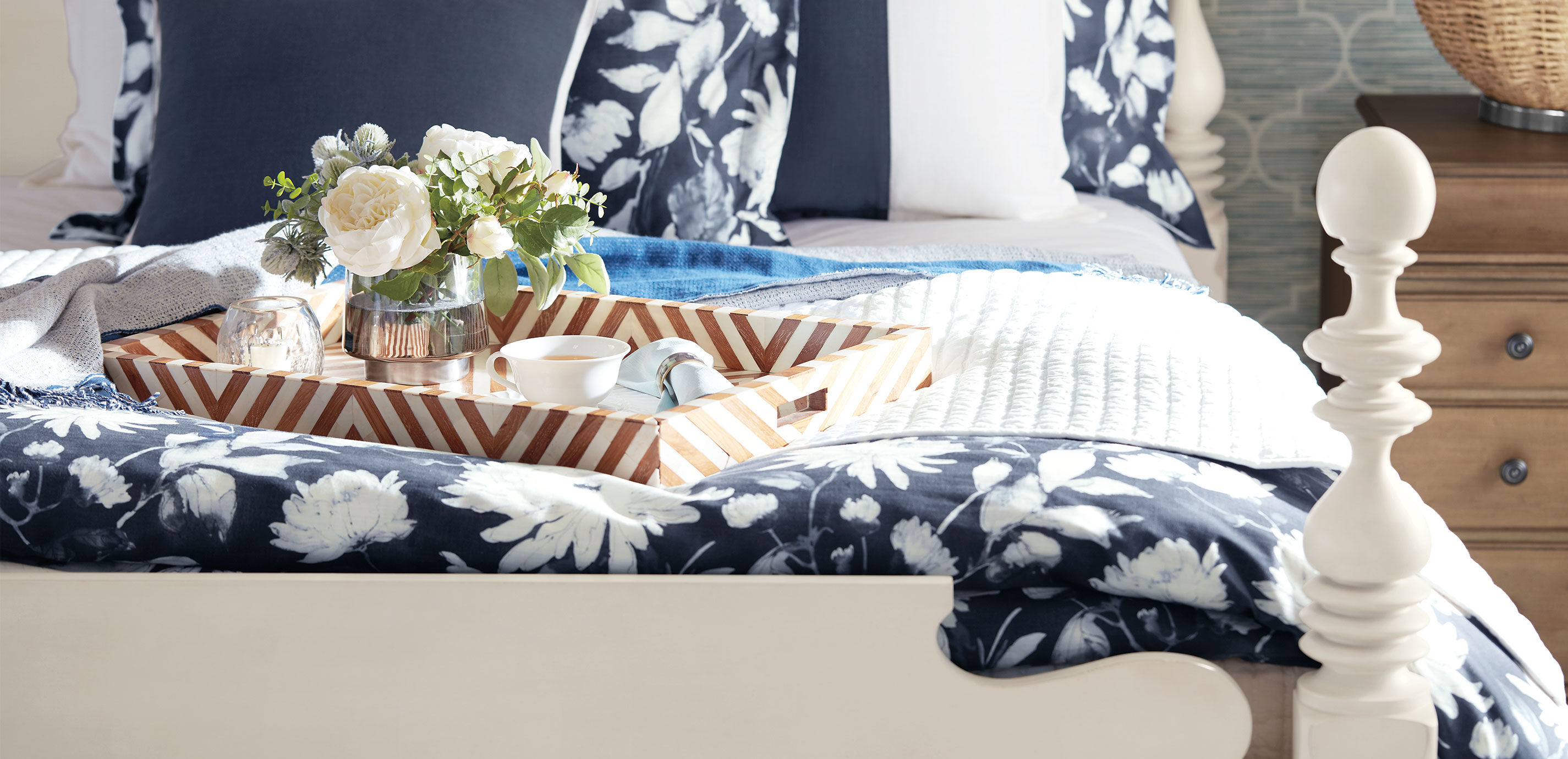 Rose Thistle Mix in Glass Vase_10