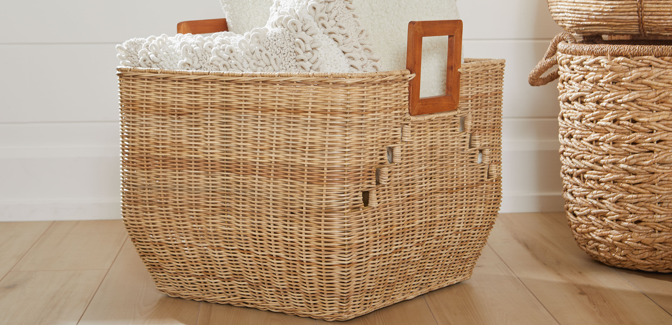 Square Wicker Basket with Wood Handle_5