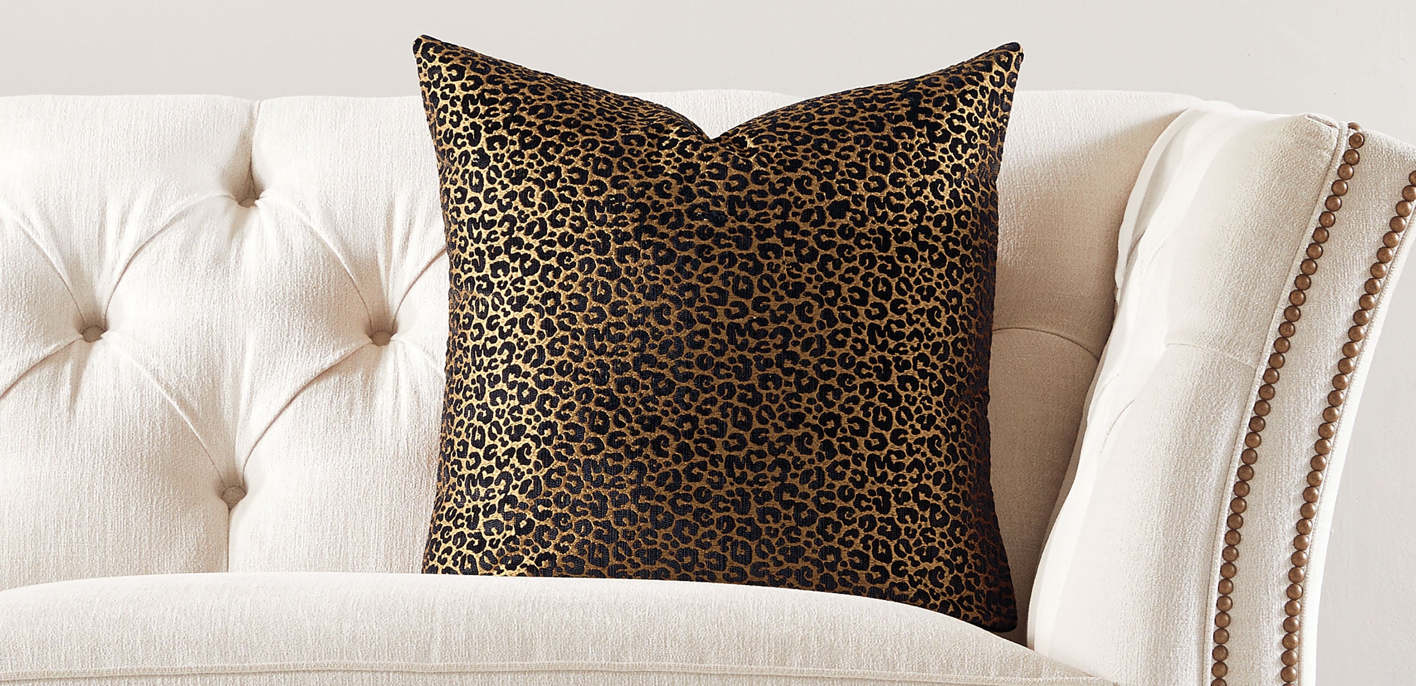 Black and Gold Leopard Velvet Pillow_1