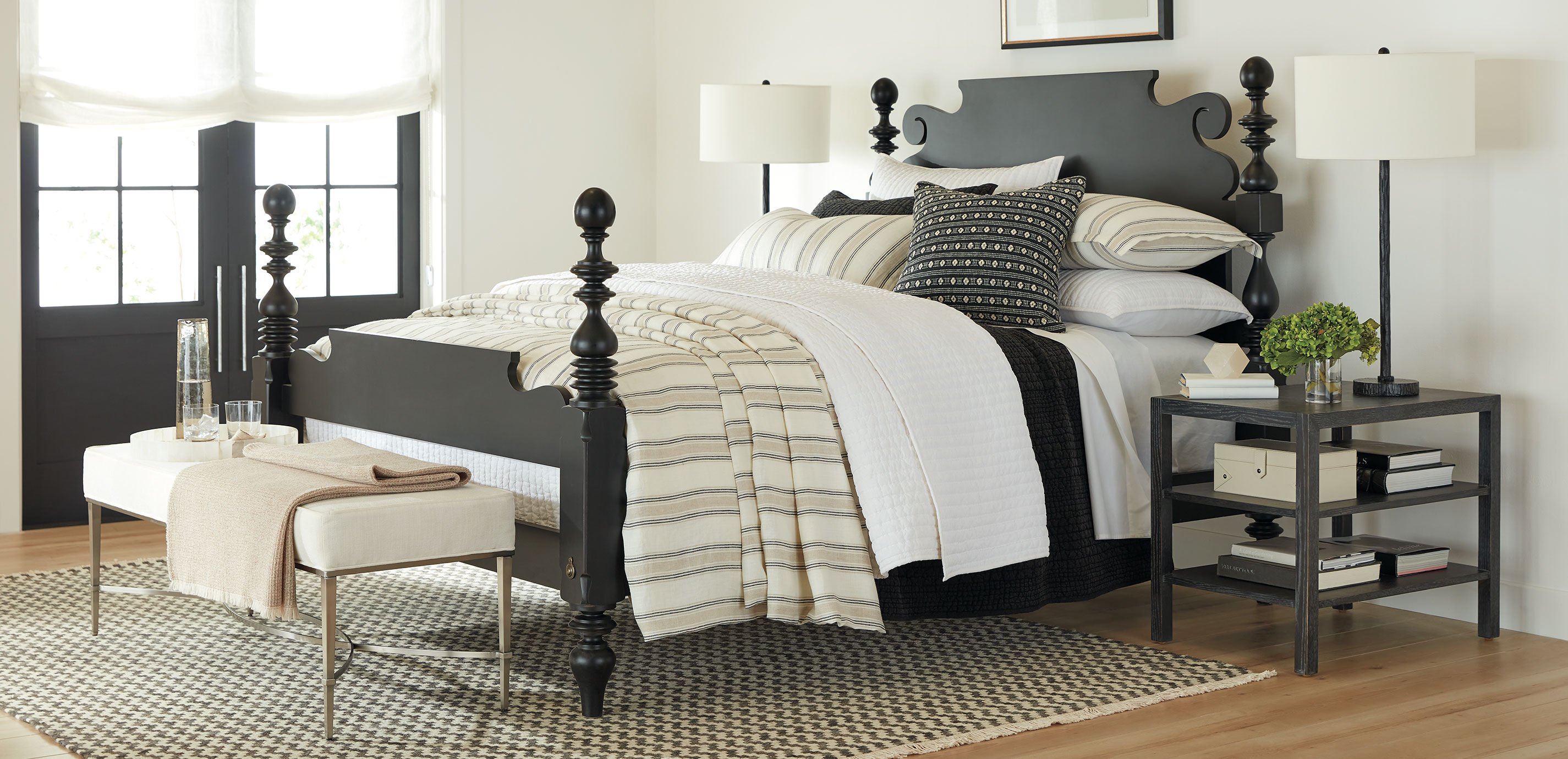 Hydrangea and Buds in Small Glass Vase_7