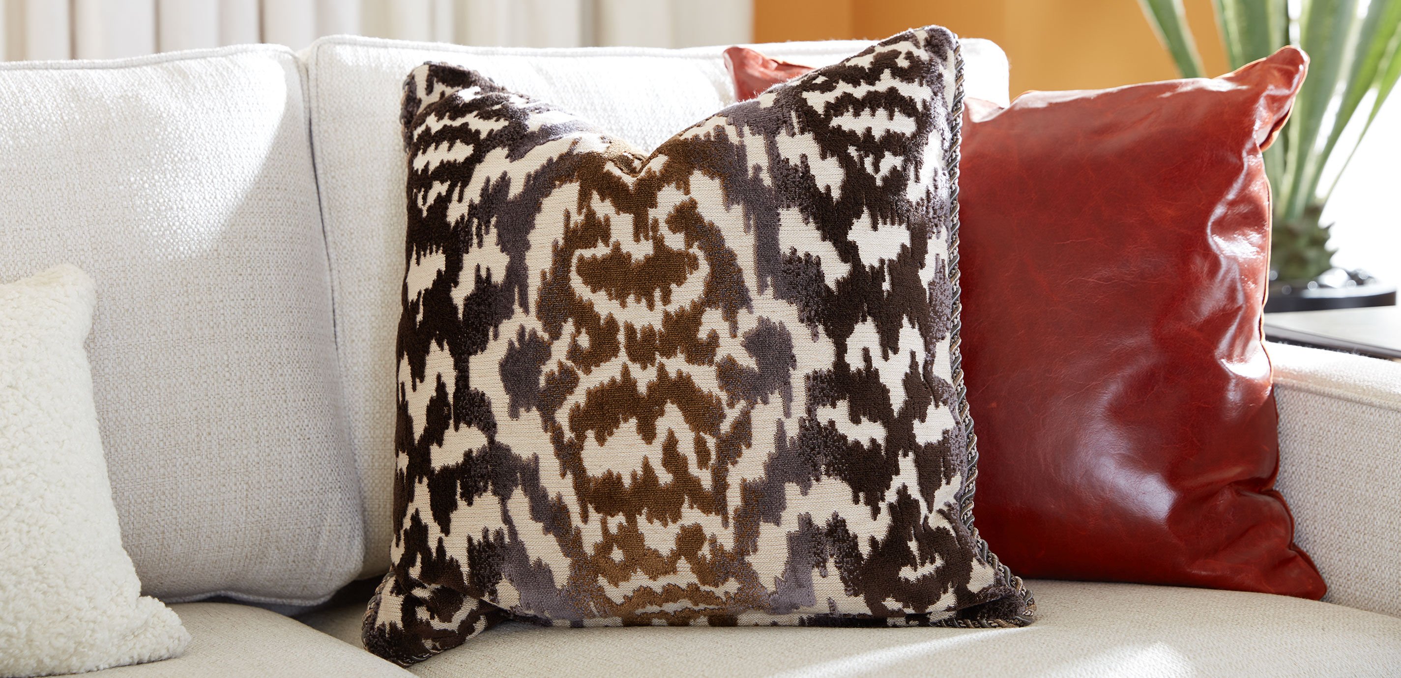 Ombr&eacute; Cut Velvet Pillow_10