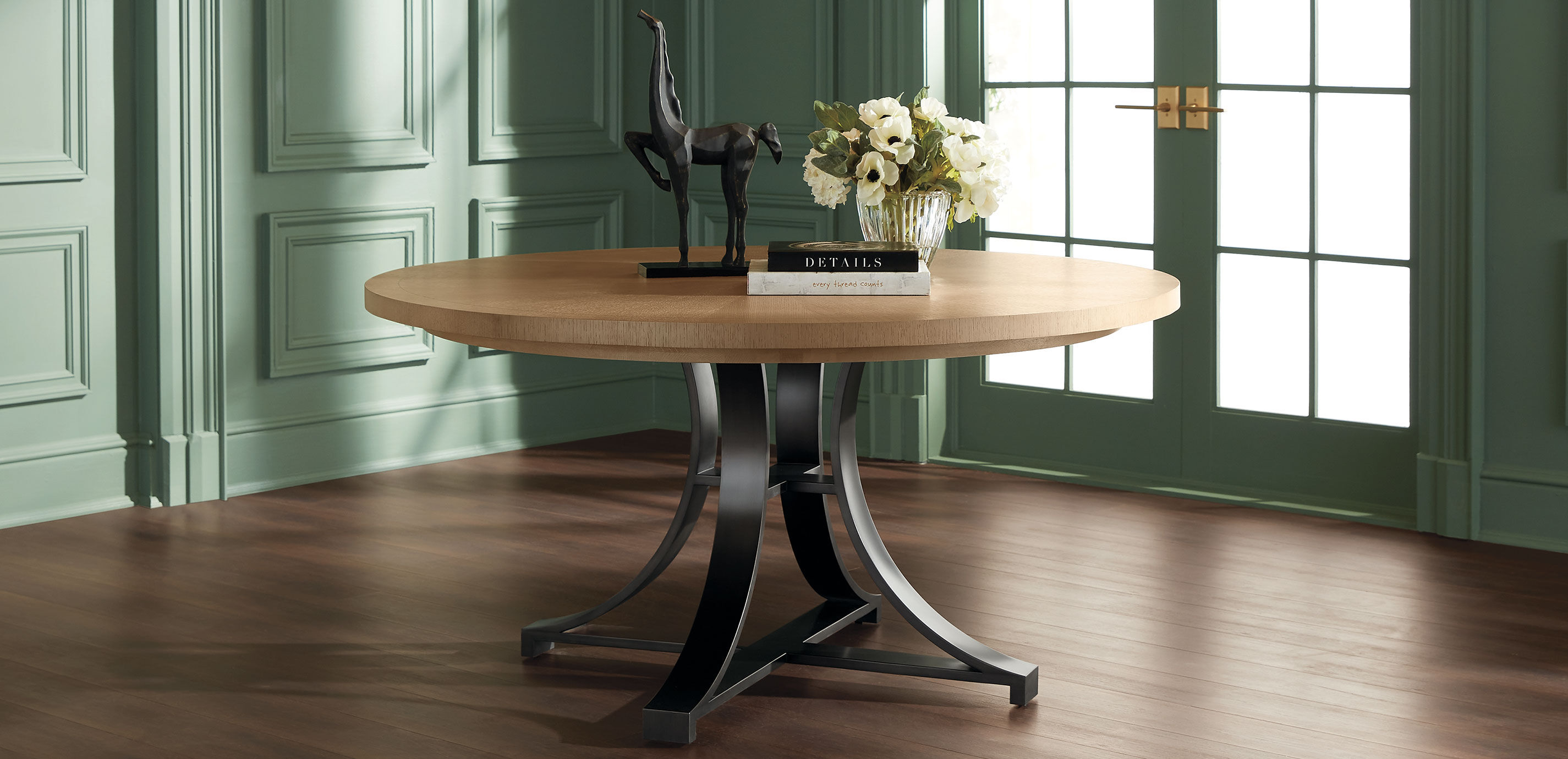 Evansview Round Dining Table_9