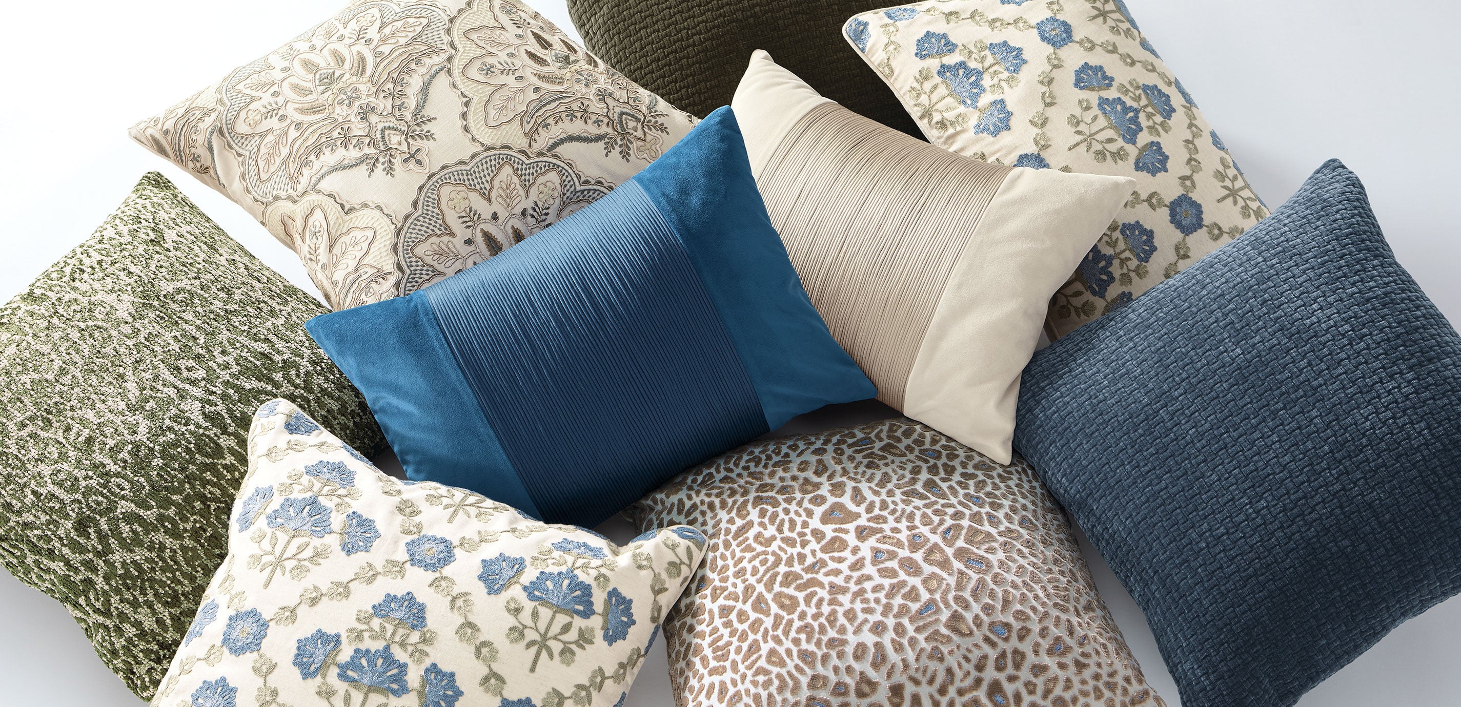 Crewel-Stitch Floral-Pattern Pillow_5