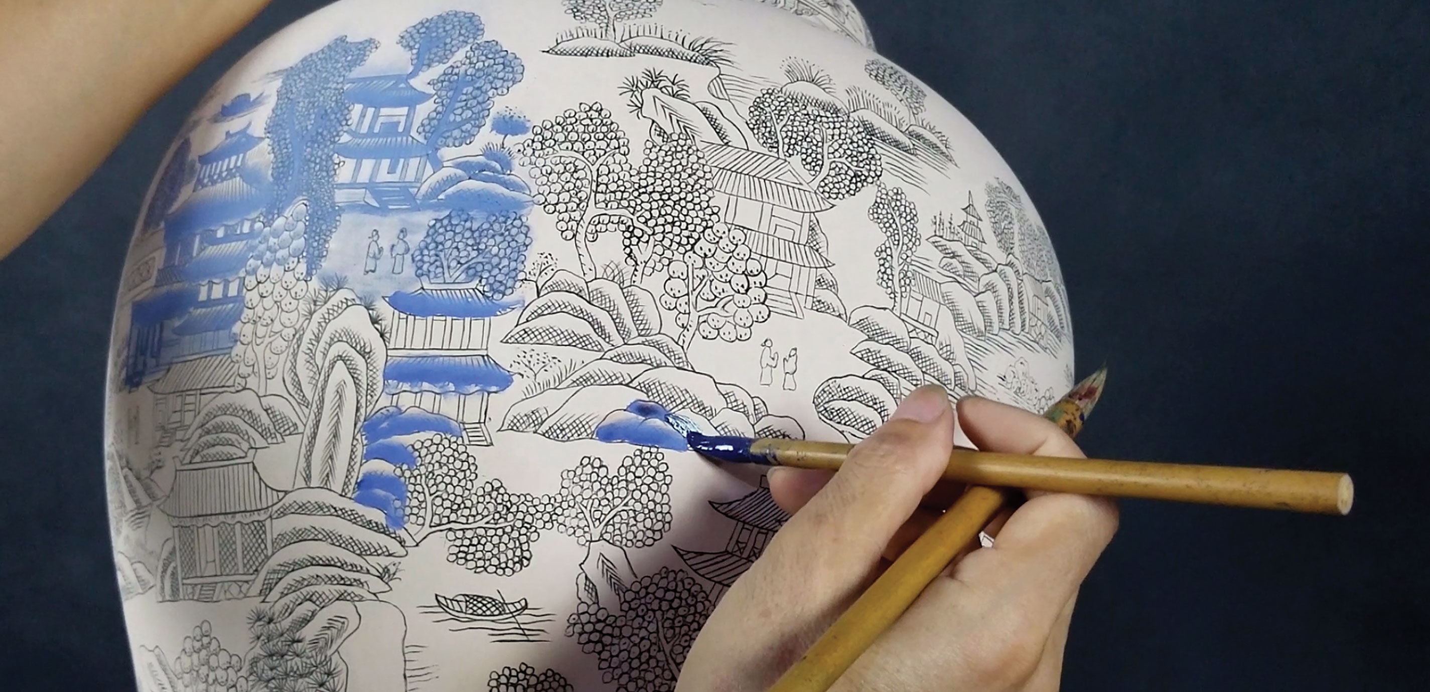 Chinoiserie Scene Porcelain Vase_3