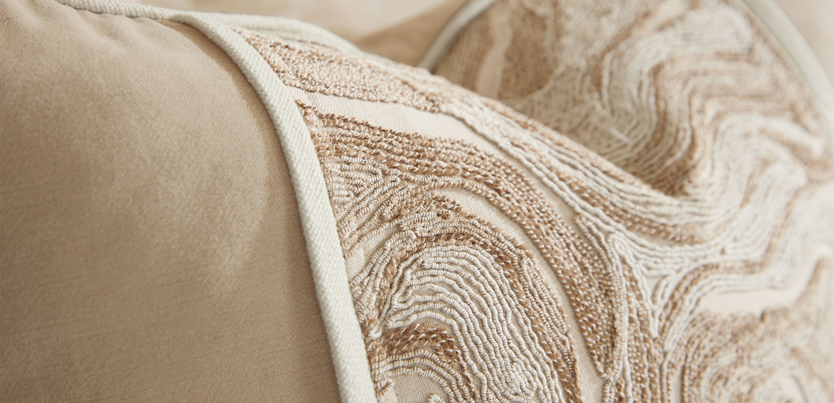 Sauri Velvet Panel Pillow_2