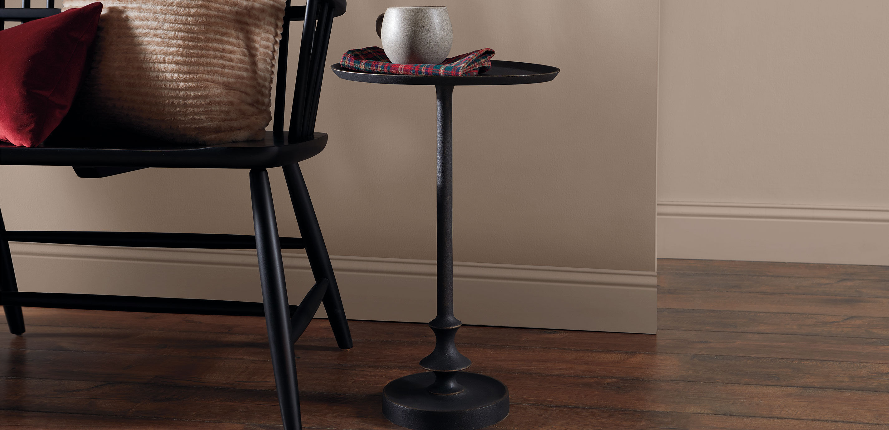 Rinna Pedestal Accent Table_3