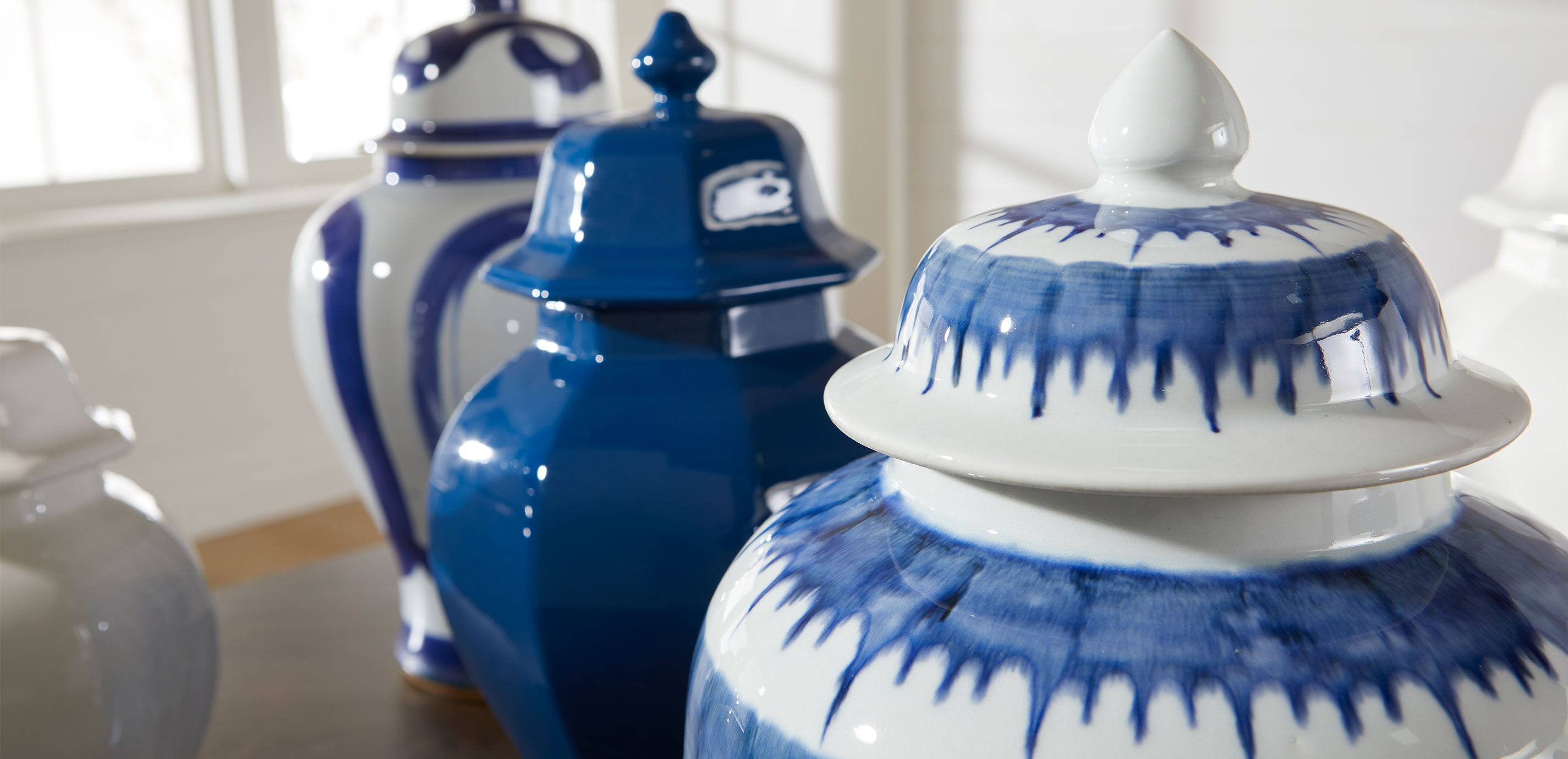 Dark Blue and White Drip Jar_4