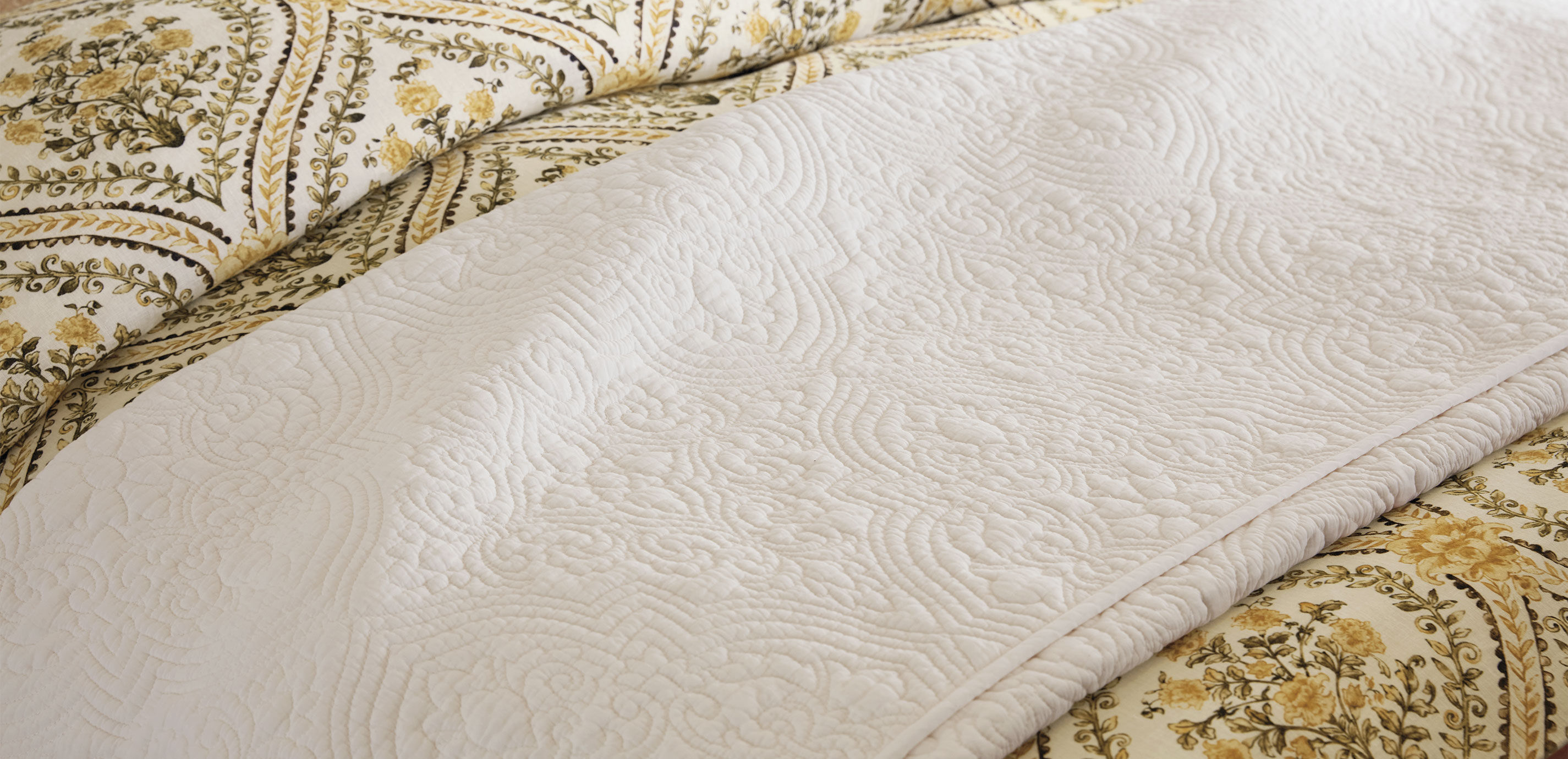 Quilted Medallion Coverlet and Shams Set_6