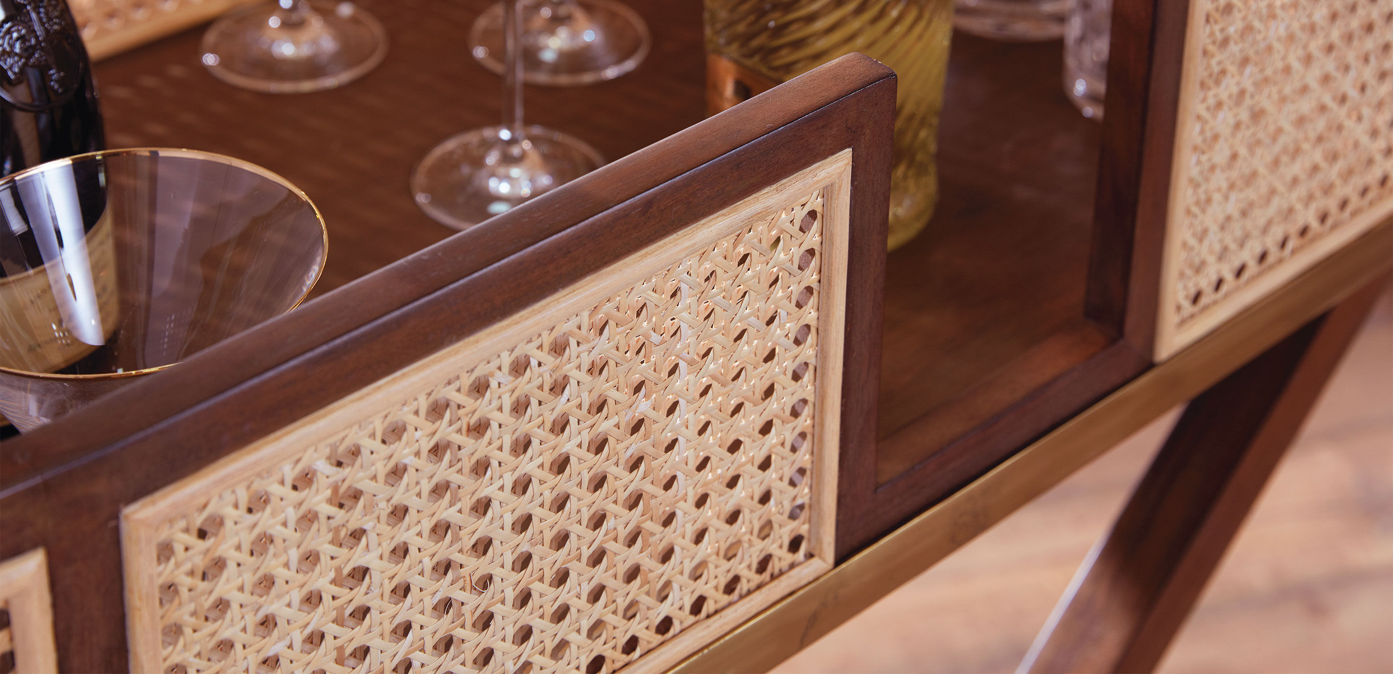 Lamontagne Natural Cane Bar Stand_10