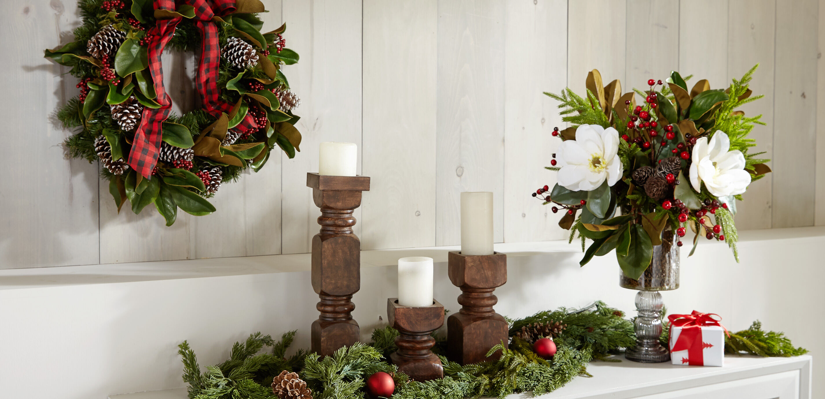 24" Holiday Wreath with Plaid Bow_7