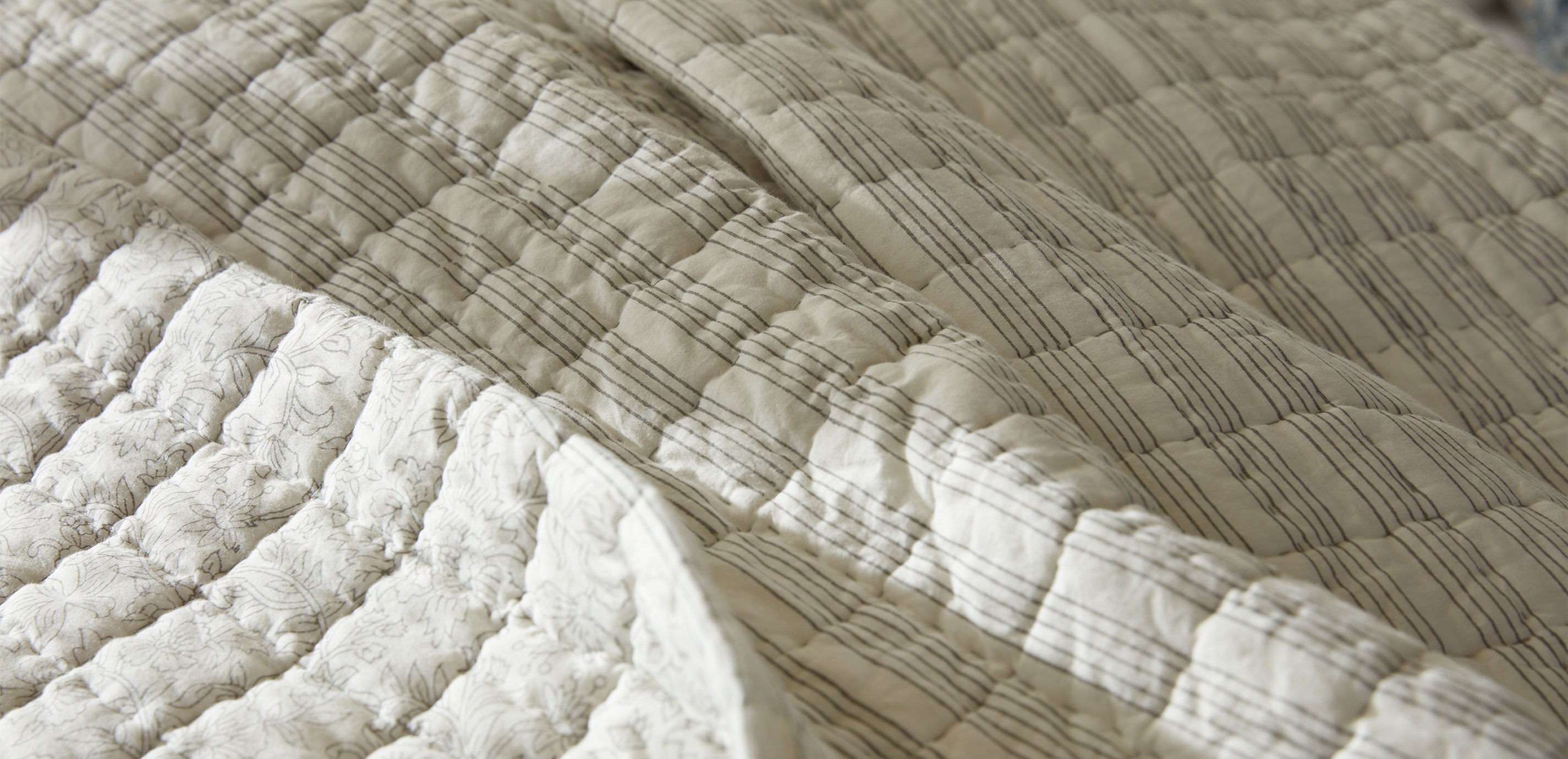 Printed Reversible Quilt and Shams Set_5