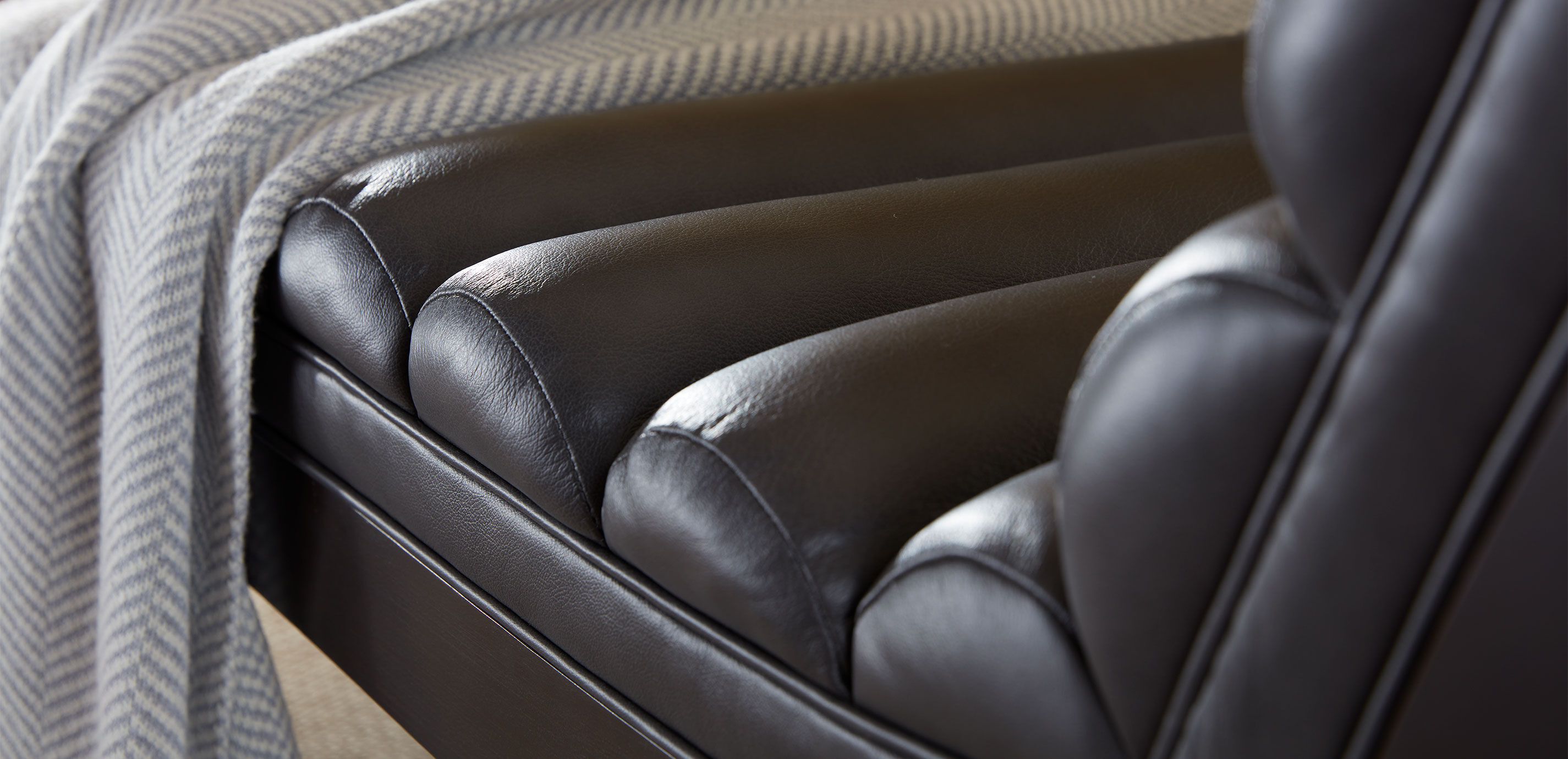 Hendrik Channel-Tufted Leather Chaise_4