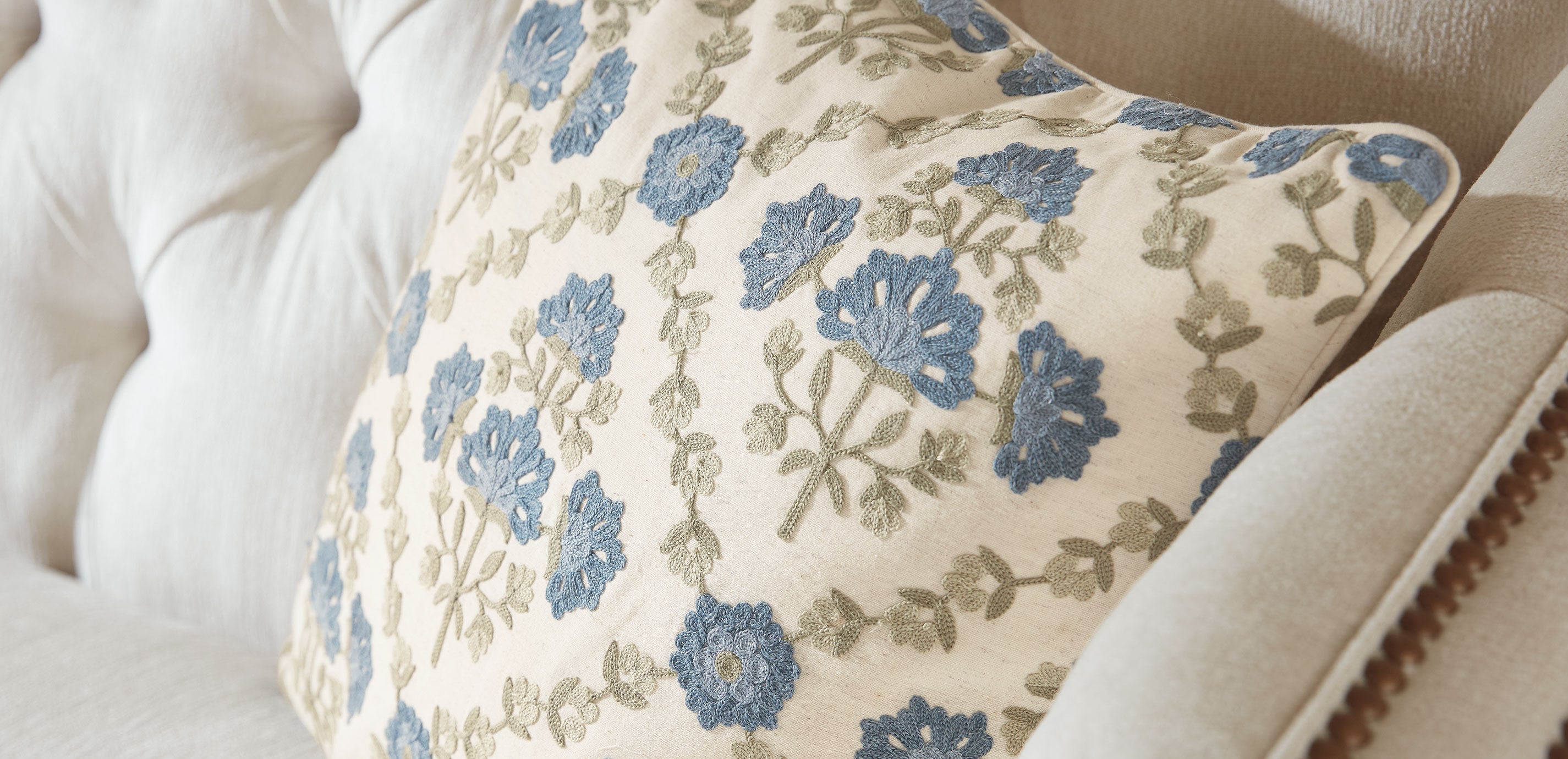 Crewel-Stitch Floral-Pattern Pillow_3