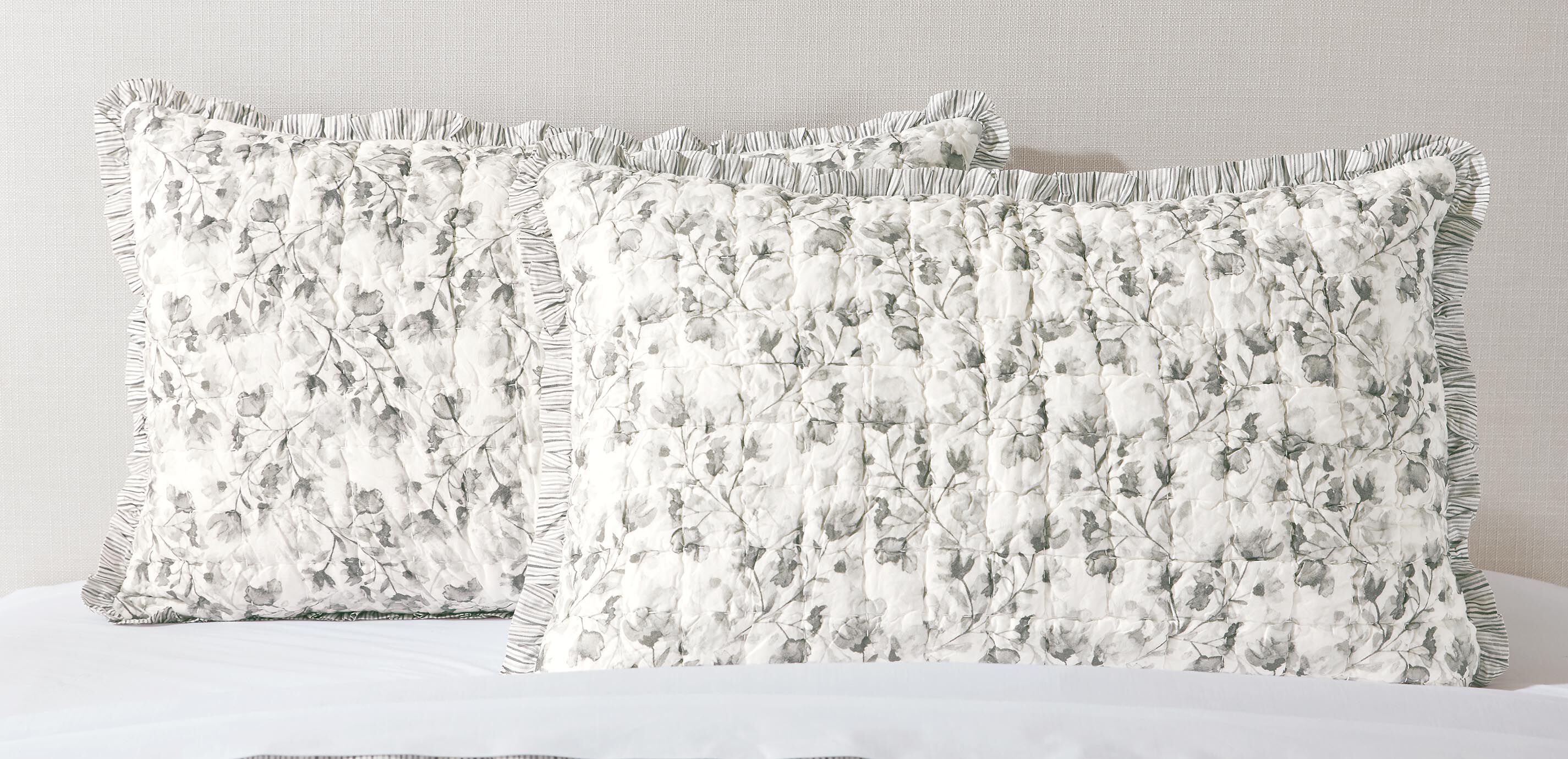 Watercolor Floral Reversible Quilt and Shams Set_2