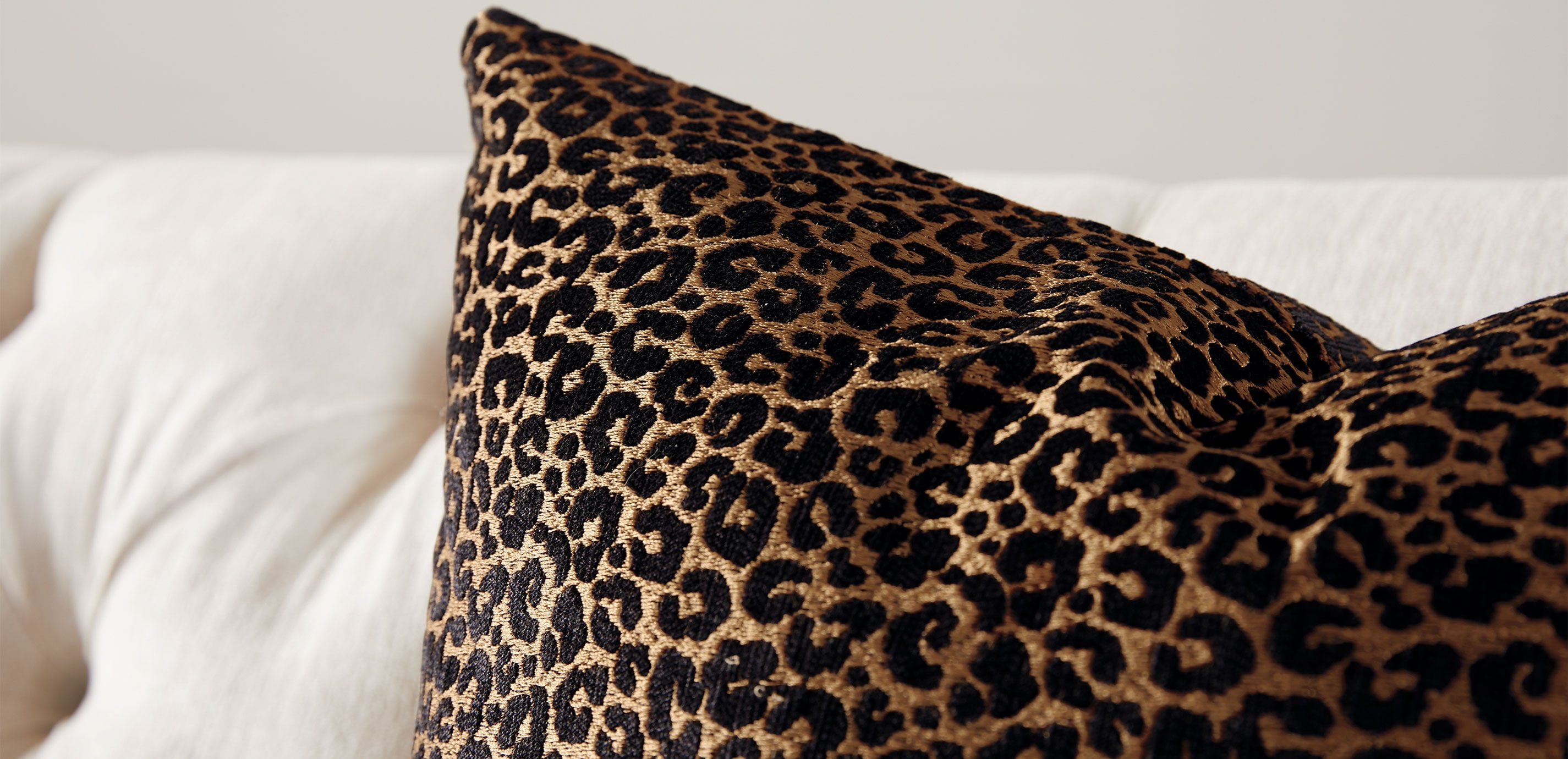 Black and Gold Leopard Velvet Pillow_2