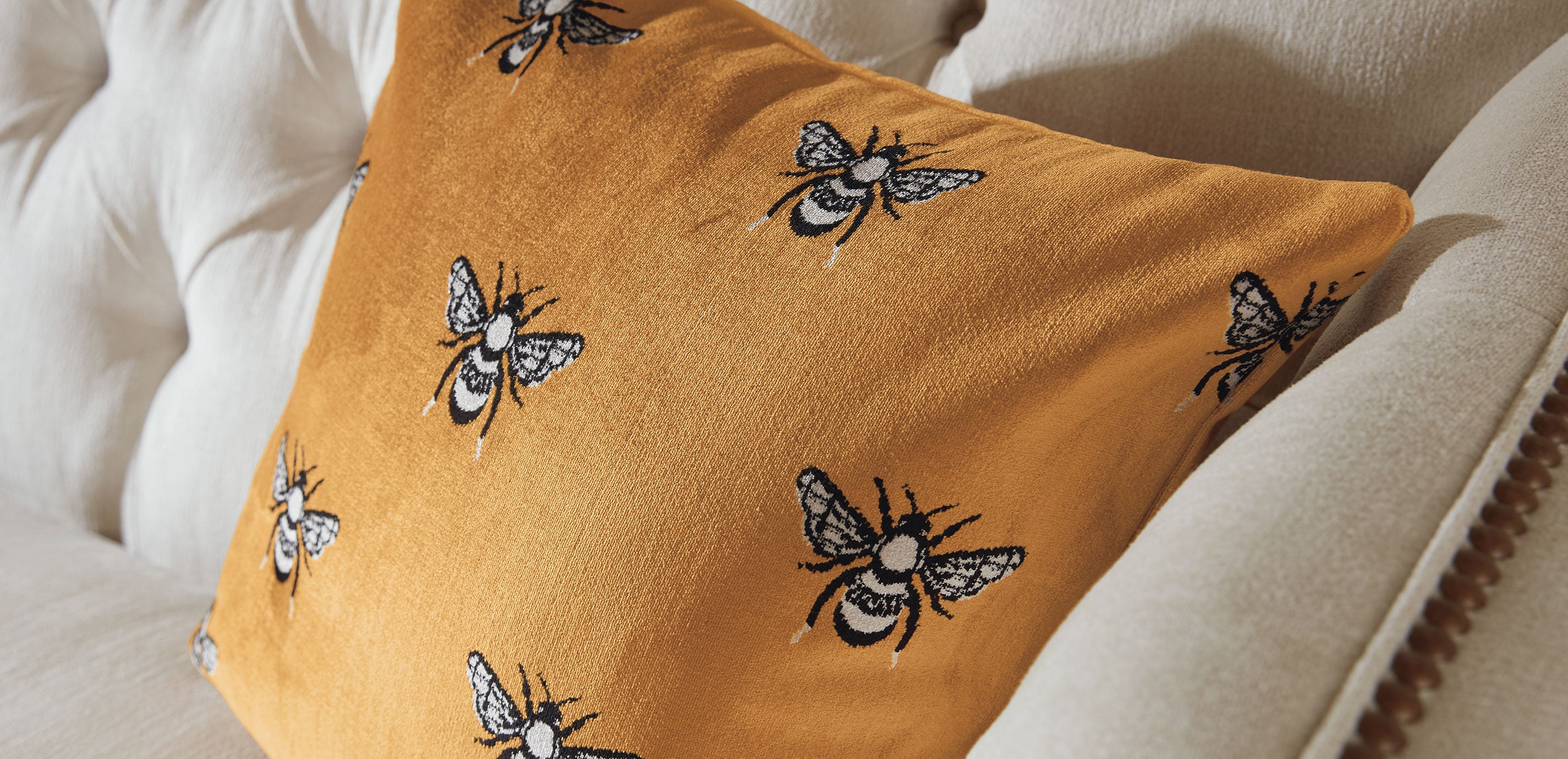 Velvet Bee Pillow_1