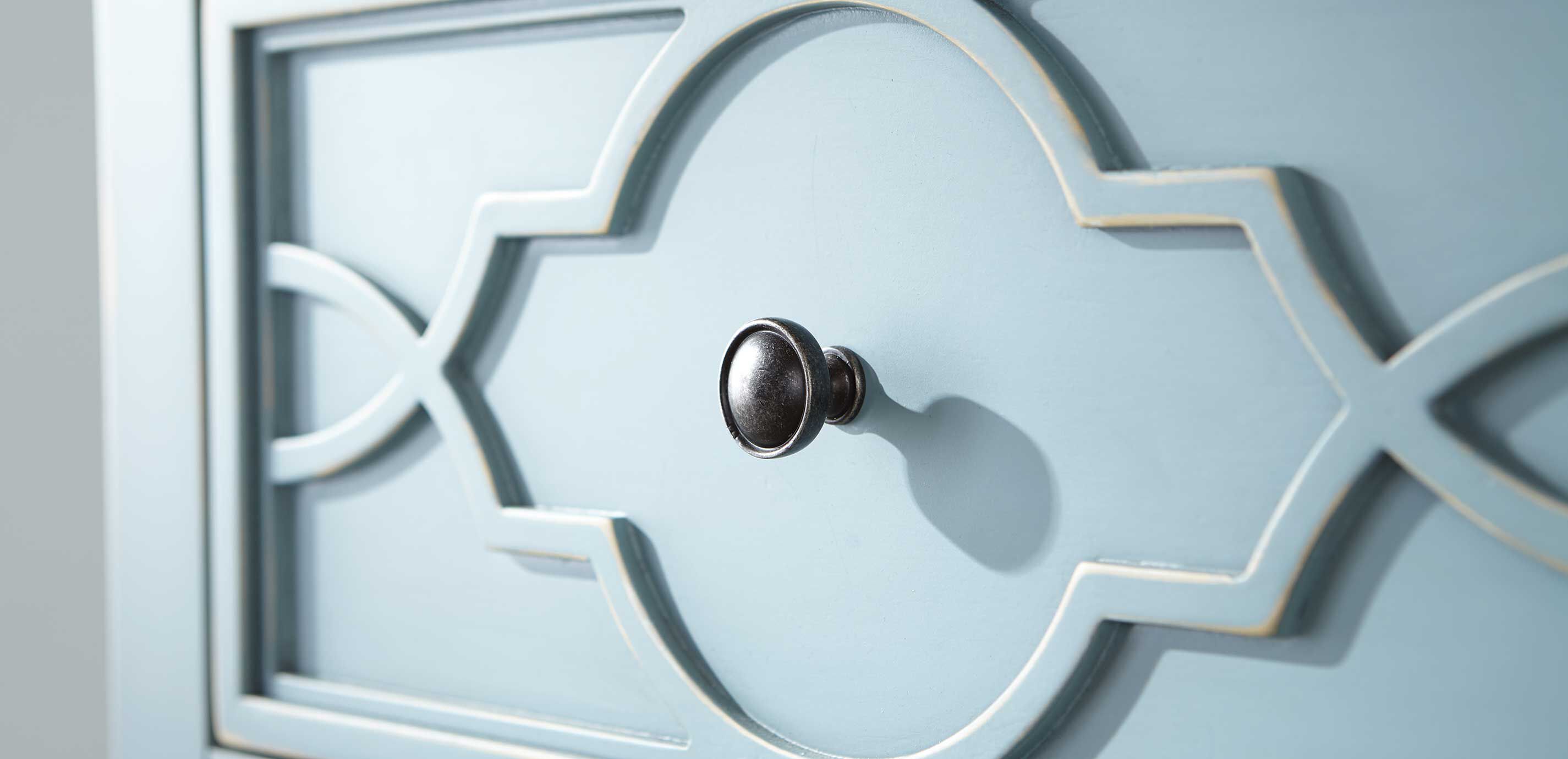 Eveline Three-Drawer Chest_7