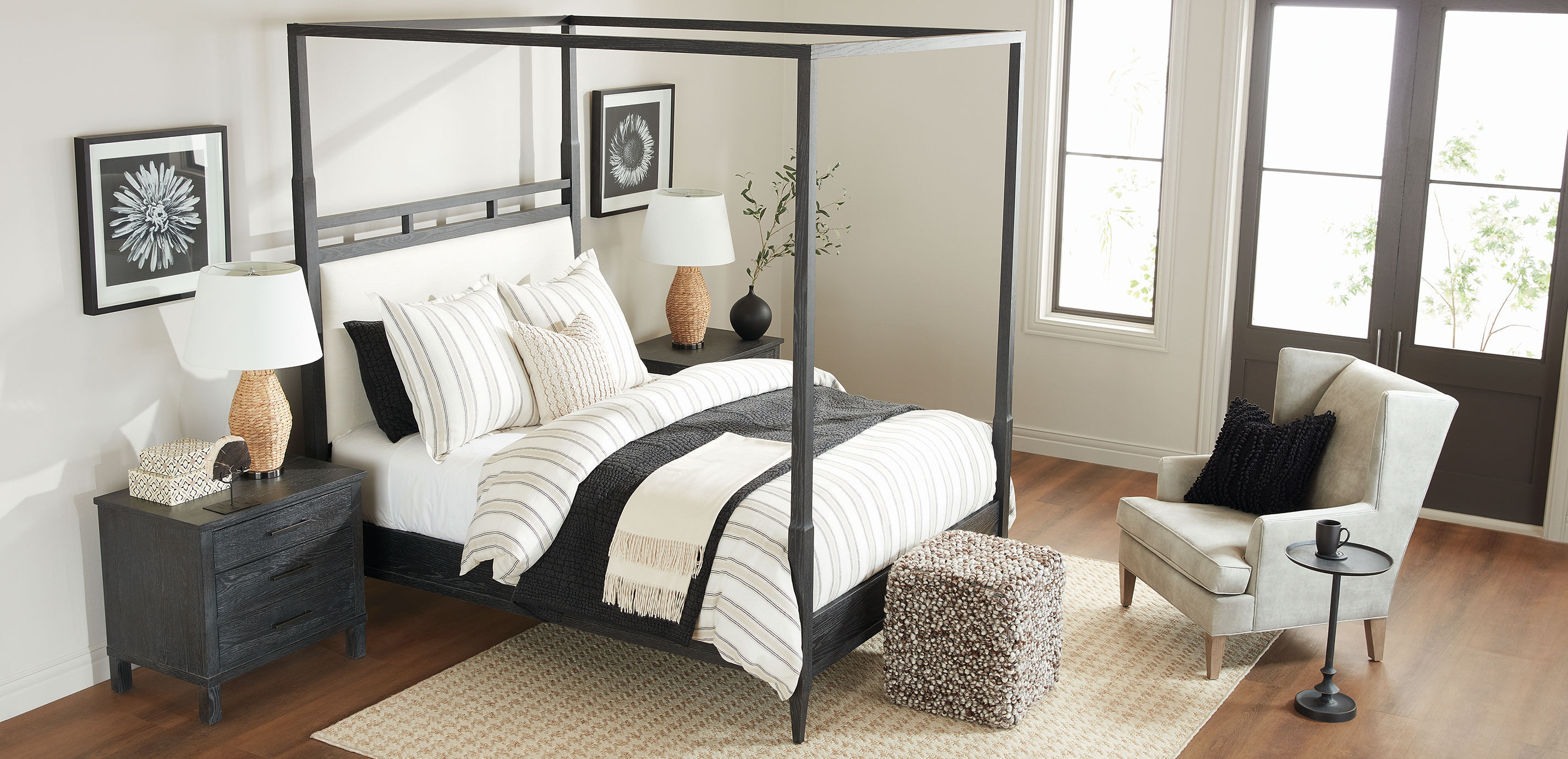 Rinna Pedestal Accent Table_4