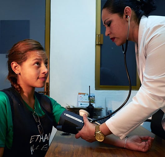 doctor helping a patient in Silao